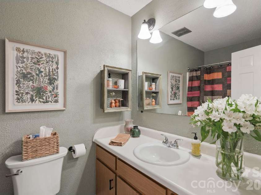 16 Chipping Green Drive, Arden, NC 28704.  MLS# CAR4382269, YatesRealty ID 24915. Guest Bath(Main Level)