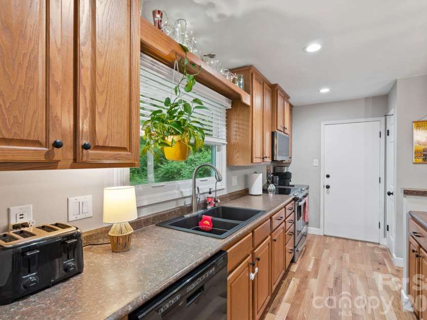 16 Chipping Green Drive, Arden, NC 28704.  MLS# CAR4382269, YatesRealty ID 24915. Kitchen(Main Level)