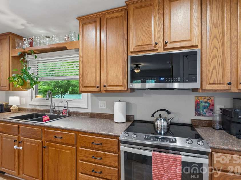 16 Chipping Green Drive, Arden, NC 28704.  MLS# CAR4382269, YatesRealty ID 24915. Kitchen(Main Level)