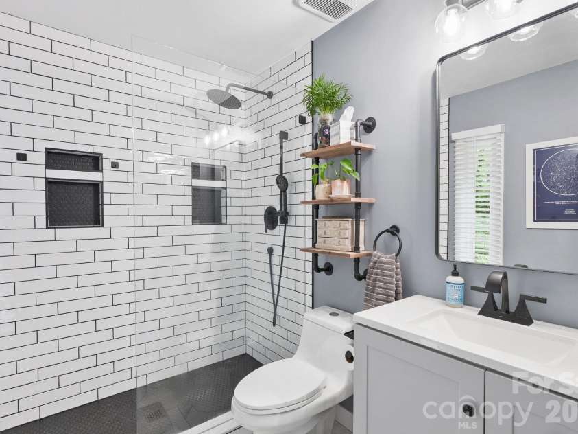 16 Chipping Green Drive, Arden, NC 28704.  MLS# CAR4382269, YatesRealty ID 24915. Primary Bathroom(Main Level)
