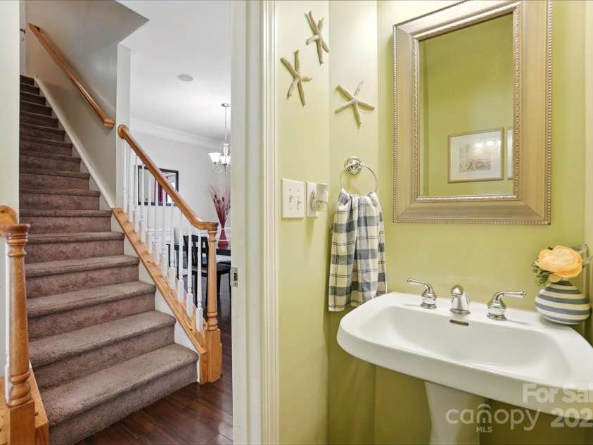 8837 Cedar Run Way, Charlotte, NC 28273.  MLS# CAR4278849, YatesRealty ID 24915. Half Bath