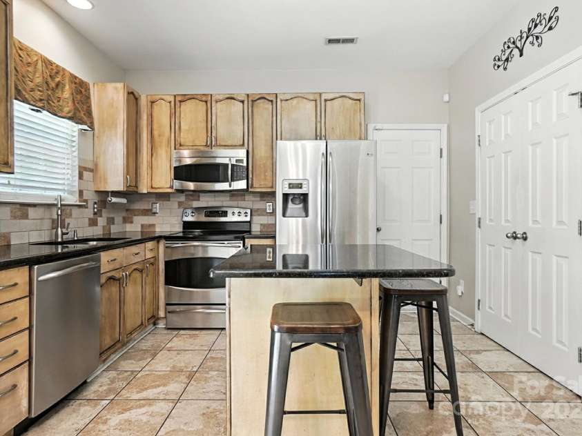 8837 Cedar Run Way, Charlotte, NC 28273.  MLS# CAR4278849, YatesRealty ID 24915. Kitchen