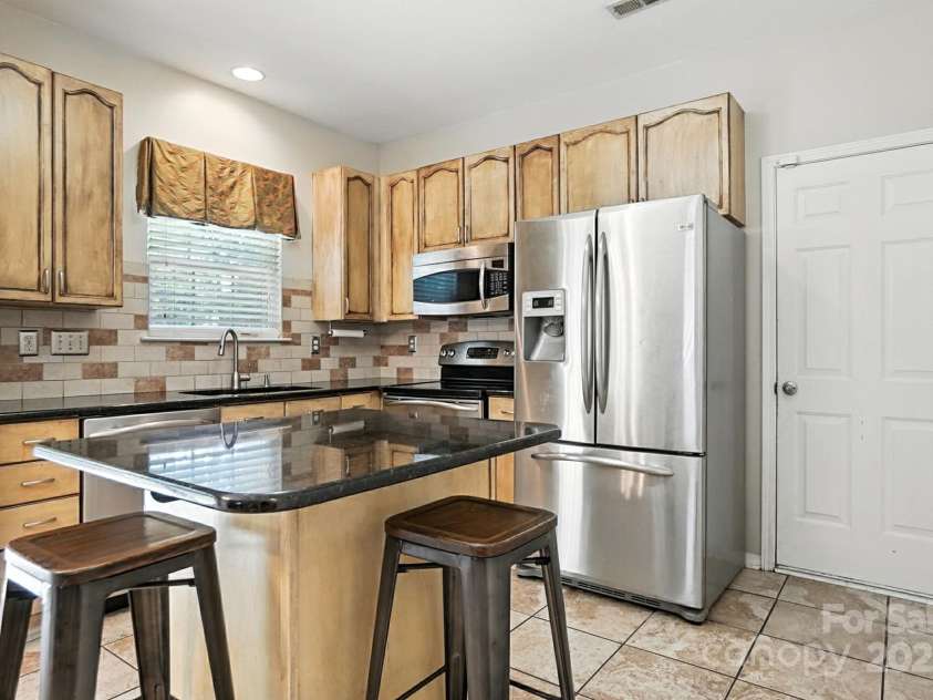 8837 Cedar Run Way, Charlotte, NC 28273.  MLS# CAR4278849, YatesRealty ID 24915. Kitchen