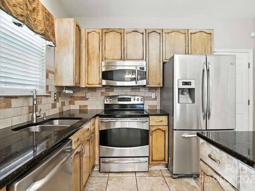 8837 Cedar Run Way, Charlotte, NC 28273.  MLS# CAR4278849, YatesRealty ID 24915. Kitchen