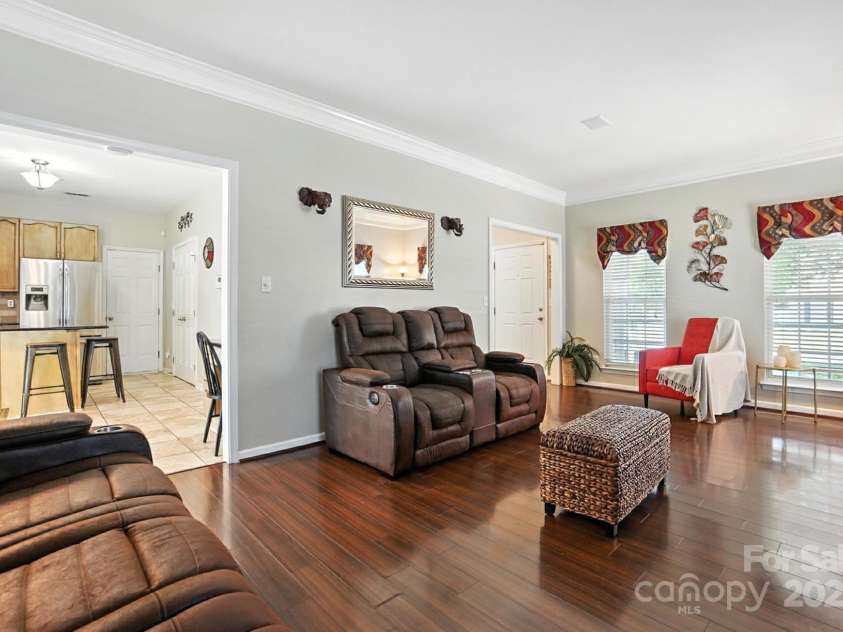8837 Cedar Run Way, Charlotte, NC 28273.  MLS# CAR4278849, YatesRealty ID 24915. Living Room