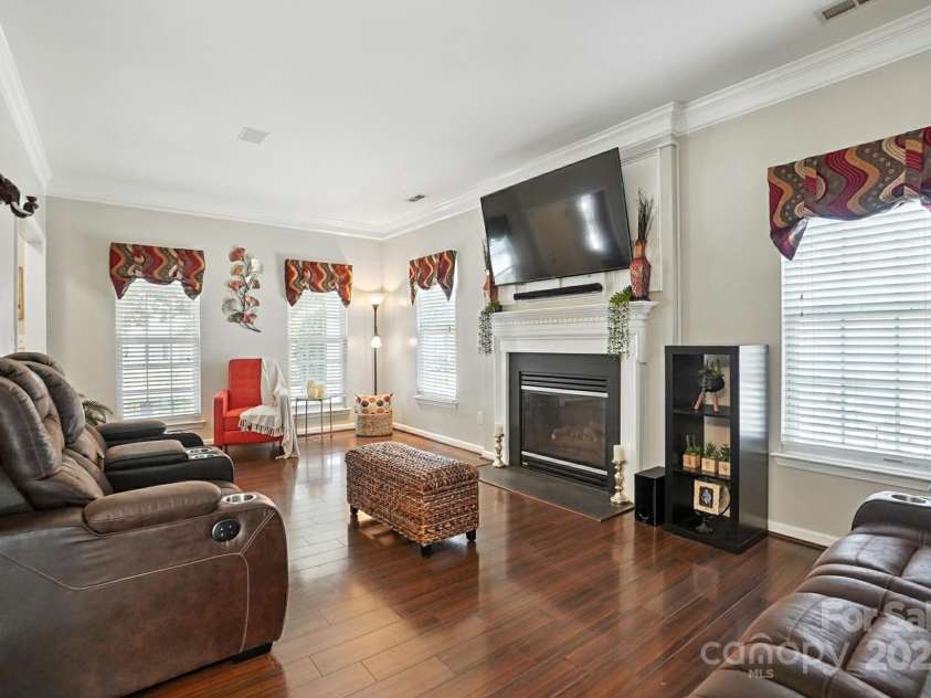 8837 Cedar Run Way, Charlotte, NC 28273.  MLS# CAR4278849, YatesRealty ID 24915. Living Room