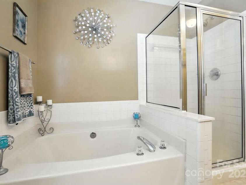 8837 Cedar Run Way, Charlotte, NC 28273.  MLS# CAR4278849, YatesRealty ID 24915. Owner's Bathroom