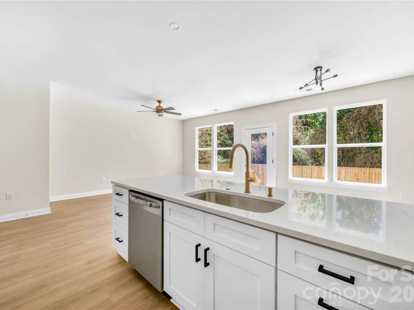1944 Purser Drive, Charlotte, NC 28215.  MLS# CAR4378594, YatesRealty ID 24916. Kitchen with peninsula seating