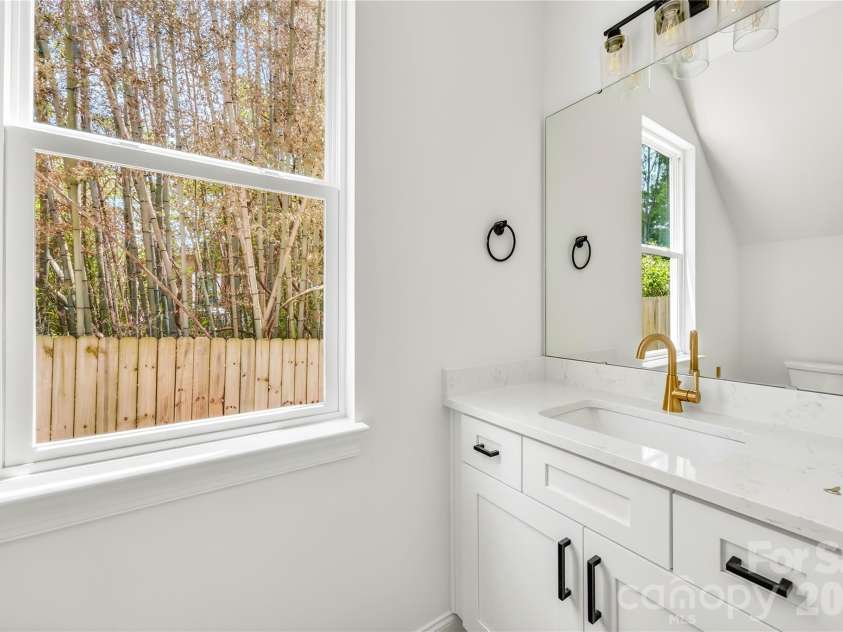 1944 Purser Drive, Charlotte, NC 28215.  MLS# CAR4378594, YatesRealty ID 24916. Main level half-bath