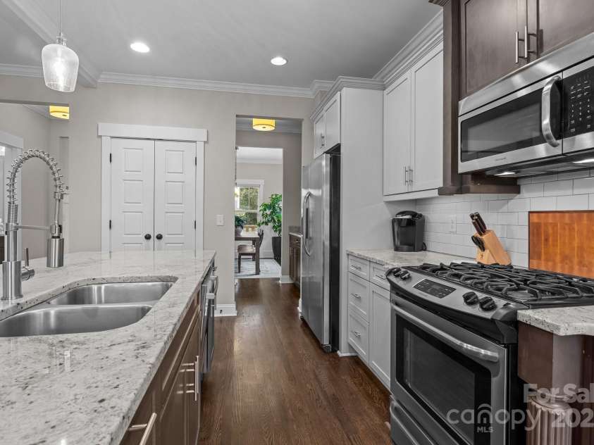 423 Solomon Street, Charlotte, NC 28216.  MLS# CAR4274580, YatesRealty ID 24917. 