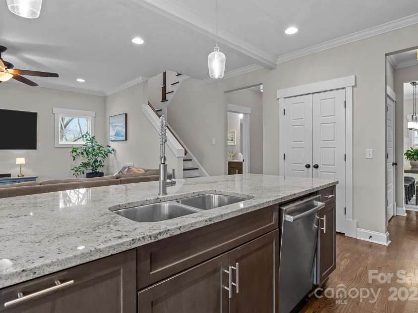 423 Solomon Street, Charlotte, NC 28216.  MLS# CAR4274580, YatesRealty ID 24917. 