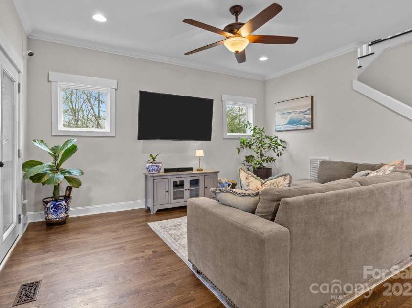423 Solomon Street, Charlotte, NC 28216.  MLS# CAR4274580, YatesRealty ID 24917. 