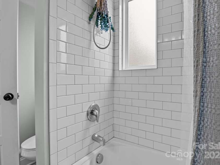 423 Solomon Street, Charlotte, NC 28216.  MLS# CAR4274580, YatesRealty ID 24917. 