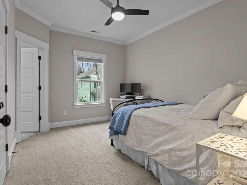 423 Solomon Street, Charlotte, NC 28216.  MLS# CAR4274580, YatesRealty ID 24917. 
