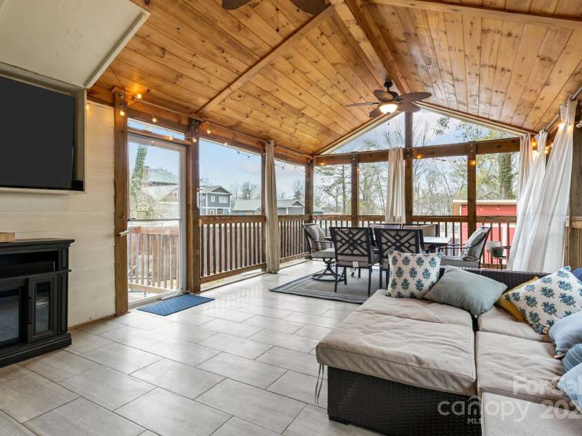 423 Solomon Street, Charlotte, NC 28216.  MLS# CAR4274580, YatesRealty ID 24917. 