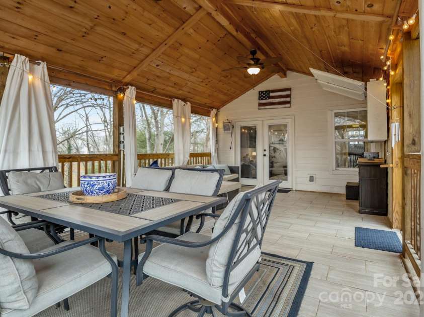 423 Solomon Street, Charlotte, NC 28216.  MLS# CAR4274580, YatesRealty ID 24917. 