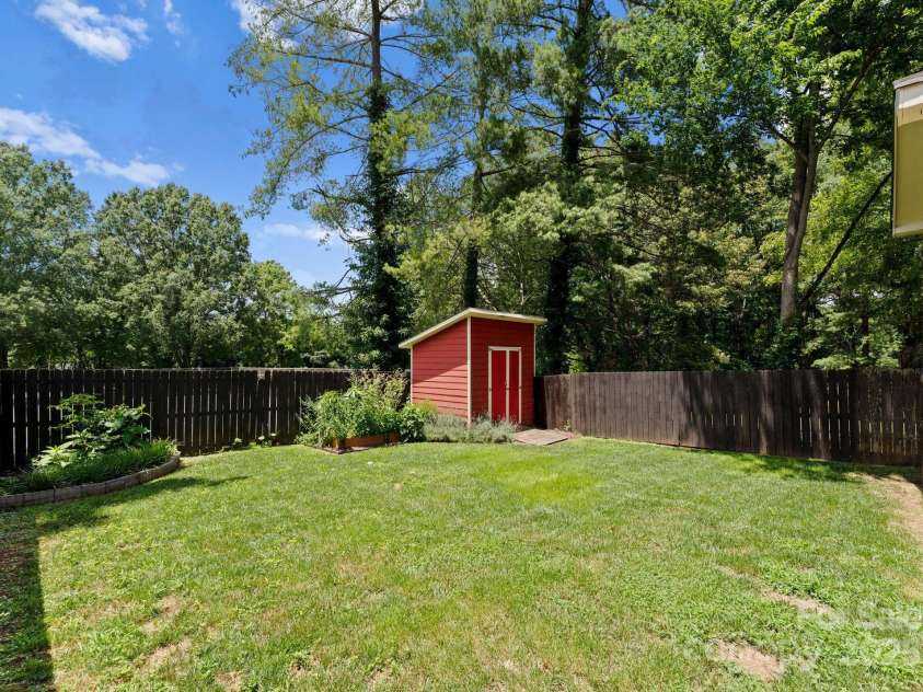 423 Solomon Street, Charlotte, NC 28216.  MLS# CAR4274580, YatesRealty ID 24917. 