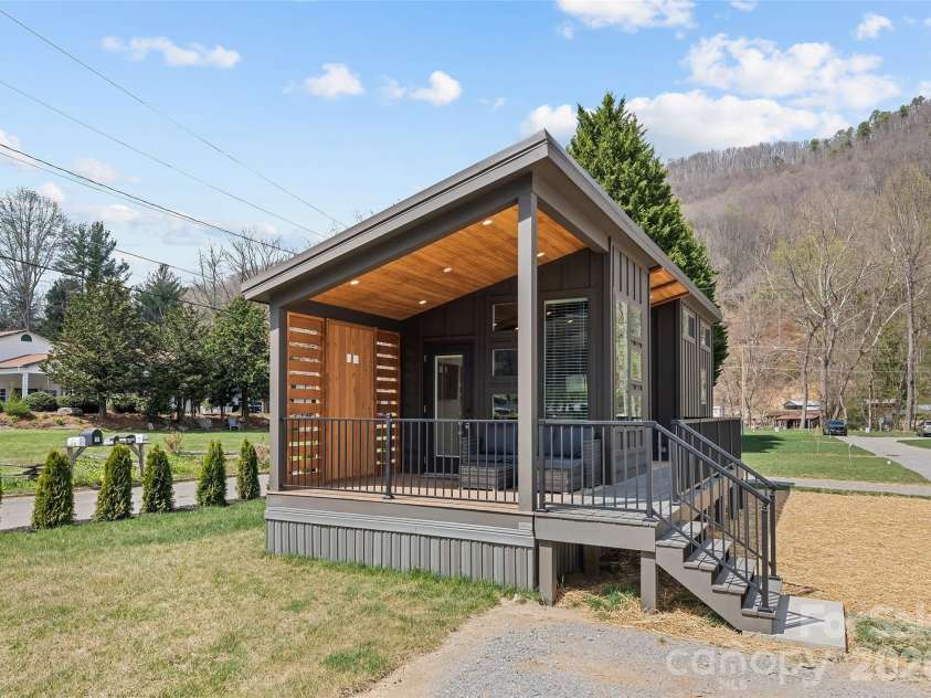 25 Getaway Lane, Maggie Valley, NC 28751.  MLS# CAR4368609, YatesRealty ID 24919. Actual Landscape
