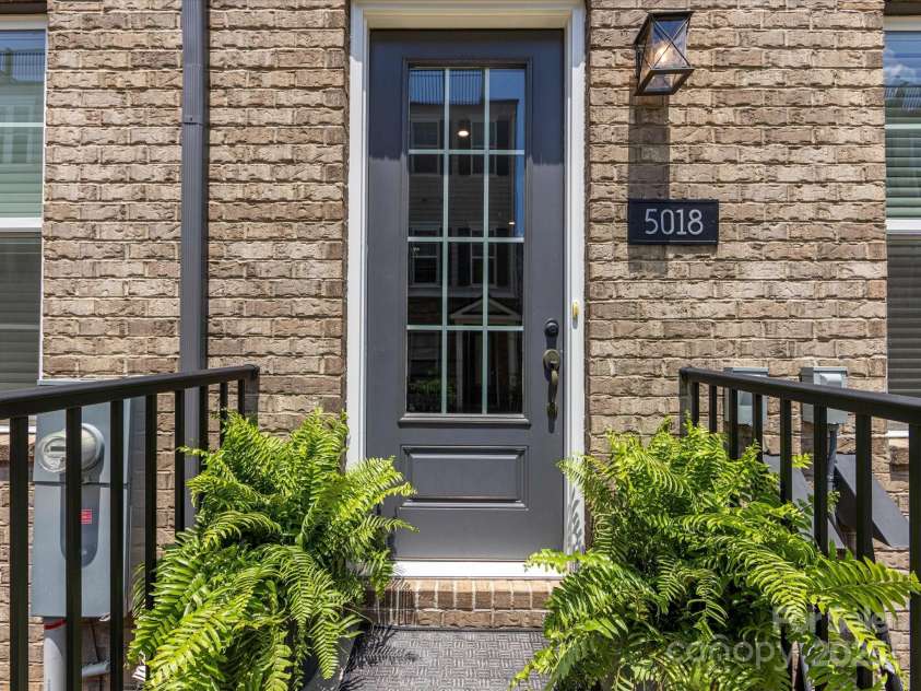 5018 Harrowsmith Lane, Charlotte, NC 28204.  MLS# CAR4279419, YatesRealty ID 24919. 