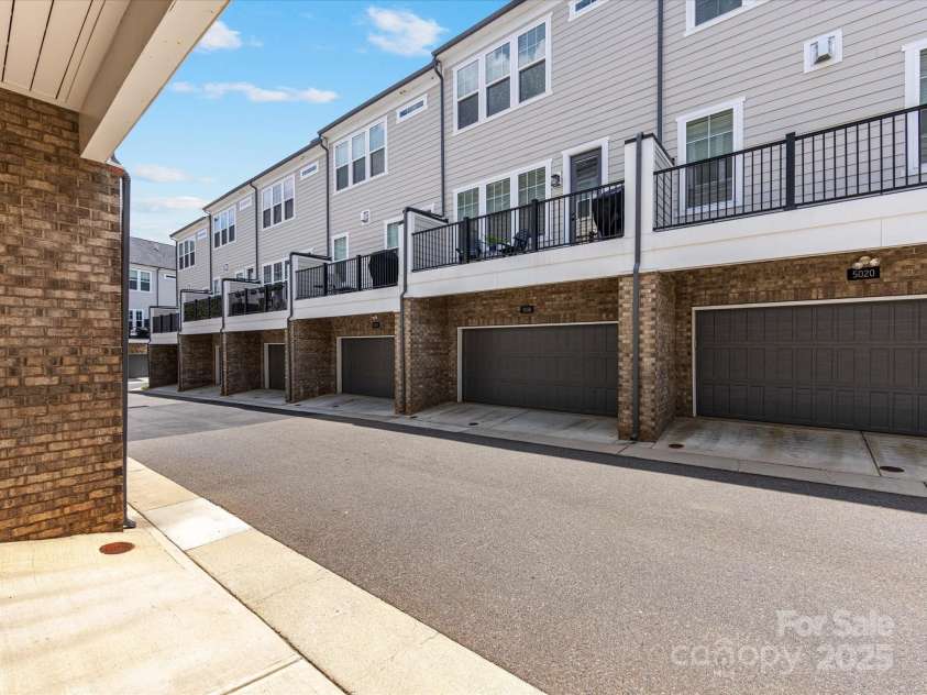 5018 Harrowsmith Lane, Charlotte, NC 28204.  MLS# CAR4279419, YatesRealty ID 24919. 