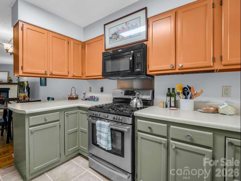 68 Lakeview Court, Brevard, NC 28712.  MLS# CAR4377140, YatesRealty ID 24920. All Appliances convey