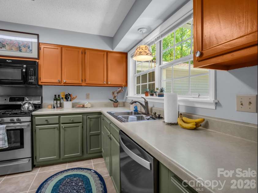 68 Lakeview Court, Brevard, NC 28712.  MLS# CAR4377140, YatesRealty ID 24920. Kitchen with stainless appliances