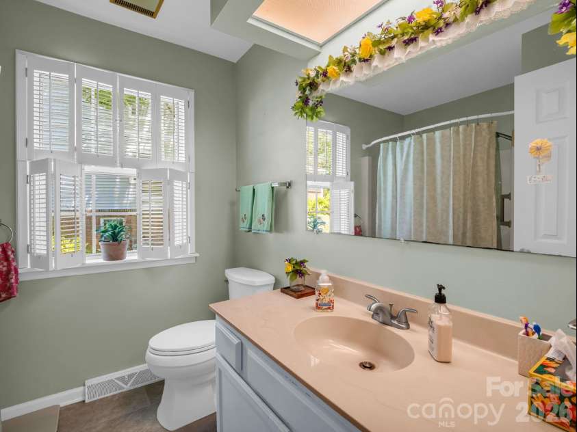 68 Lakeview Court, Brevard, NC 28712.  MLS# CAR4377140, YatesRealty ID 24920. Primary bathroom