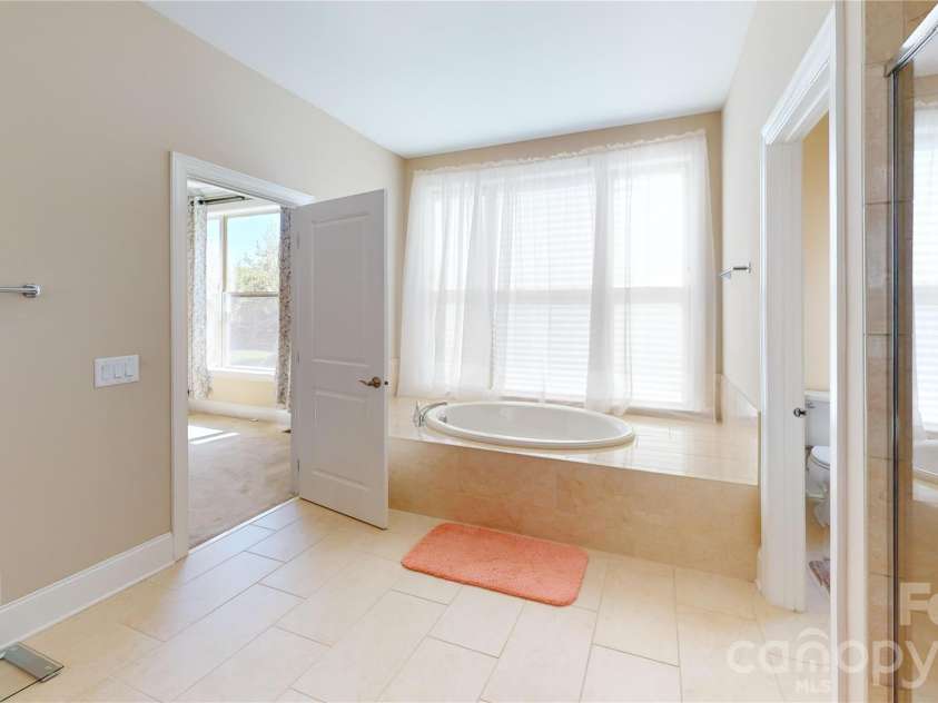 4034 Flowering Peach Road, Waxhaw, NC 28173.  MLS# CAR4382781, YatesRealty ID 24921. MasterBath