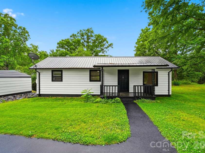 201 Cape Hickory Road, Hickory, NC 28601.  MLS# CAR4365408, YatesRealty ID 24922. 