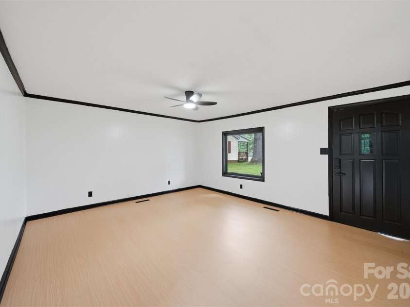 201 Cape Hickory Road, Hickory, NC 28601.  MLS# CAR4365408, YatesRealty ID 24922. 