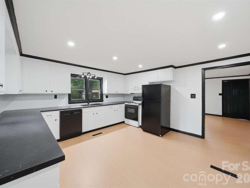 201 Cape Hickory Road, Hickory, NC 28601.  MLS# CAR4365408, YatesRealty ID 24922. 