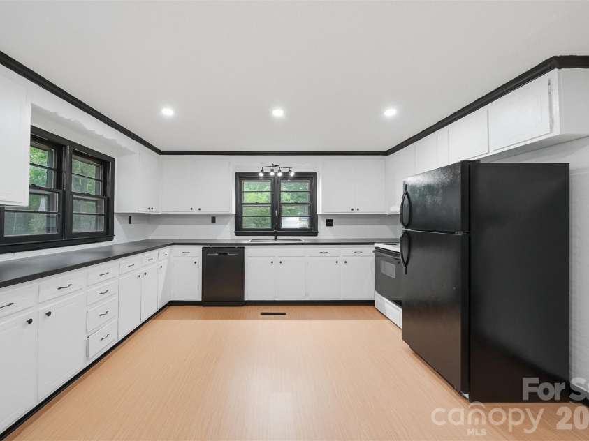201 Cape Hickory Road, Hickory, NC 28601.  MLS# CAR4365408, YatesRealty ID 24922. 