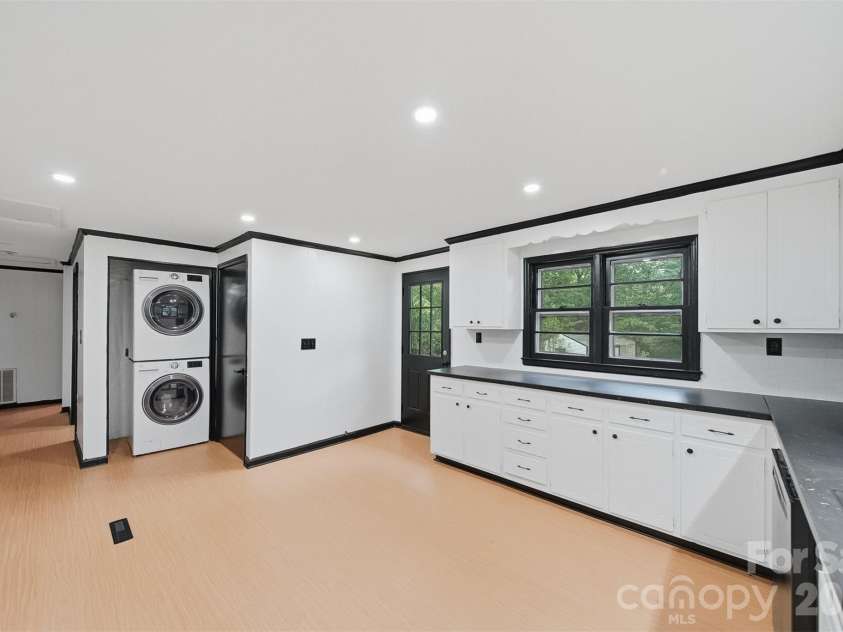 201 Cape Hickory Road, Hickory, NC 28601.  MLS# CAR4365408, YatesRealty ID 24922. 