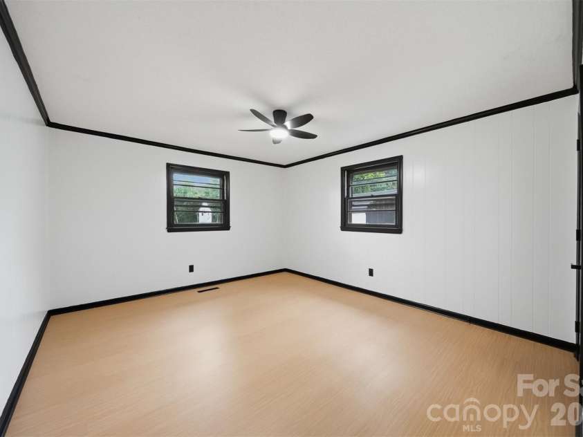 201 Cape Hickory Road, Hickory, NC 28601.  MLS# CAR4365408, YatesRealty ID 24922. 