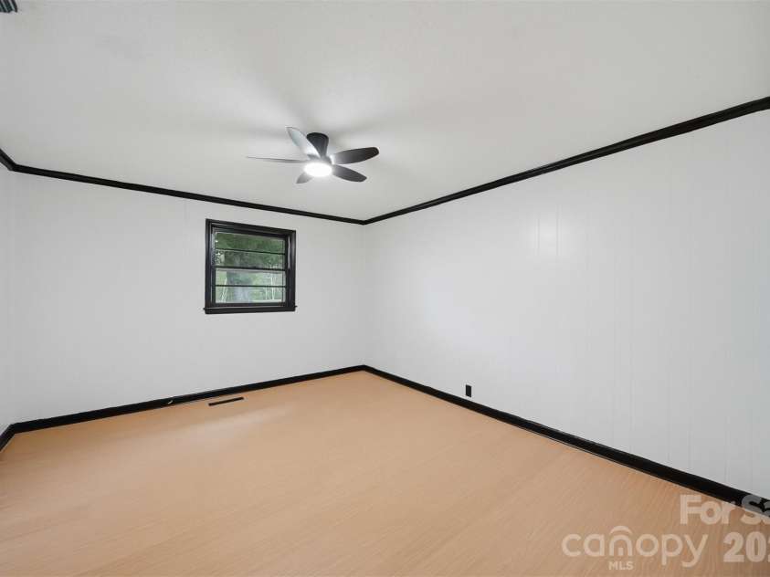 201 Cape Hickory Road, Hickory, NC 28601.  MLS# CAR4365408, YatesRealty ID 24922. 