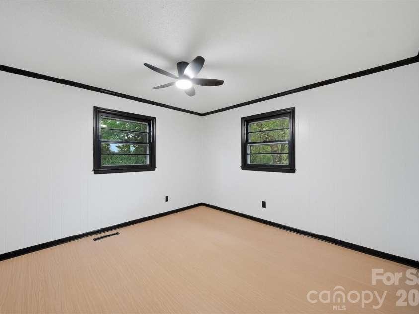 201 Cape Hickory Road, Hickory, NC 28601.  MLS# CAR4365408, YatesRealty ID 24922. 