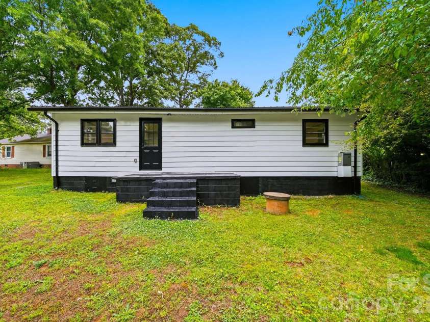 201 Cape Hickory Road, Hickory, NC 28601.  MLS# CAR4365408, YatesRealty ID 24922. 