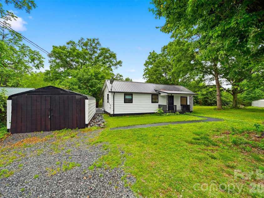 201 Cape Hickory Road, Hickory, NC 28601.  MLS# CAR4365408, YatesRealty ID 24922. 