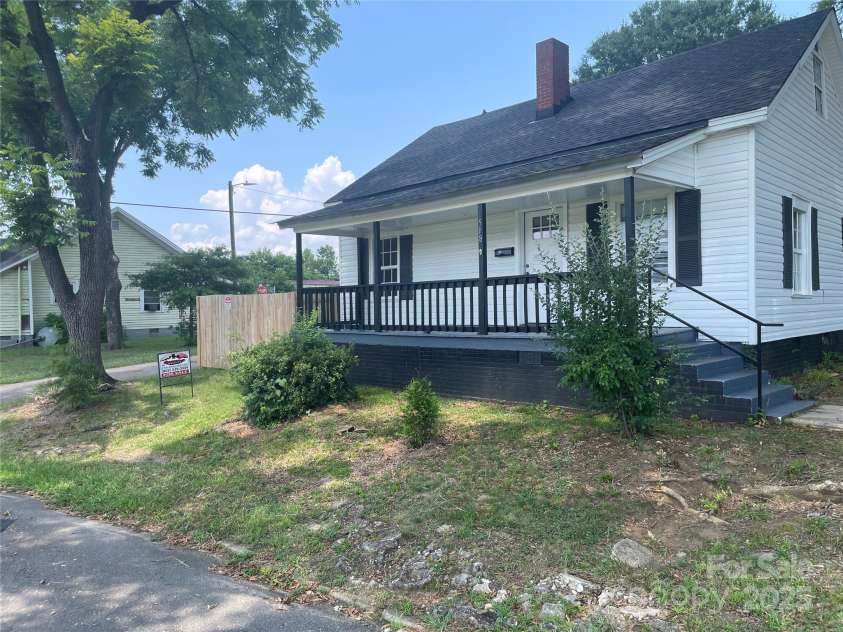 518 White Street, Chester, SC 29706.  MLS# CAR4279863, YatesRealty ID 24925. Front Right