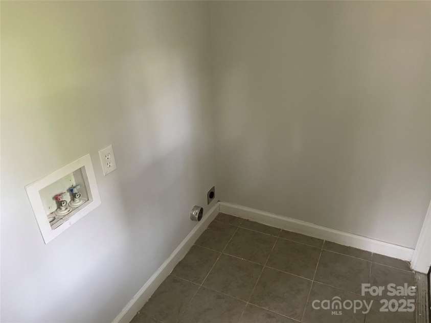 518 White Street, Chester, SC 29706.  MLS# CAR4279863, YatesRealty ID 24925. Washer Dryer Connect