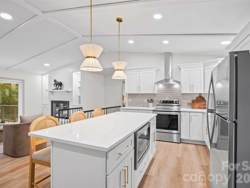 734 Charter Place, Charlotte, NC 28211.  MLS# CAR4384637, YatesRealty ID 24925. 