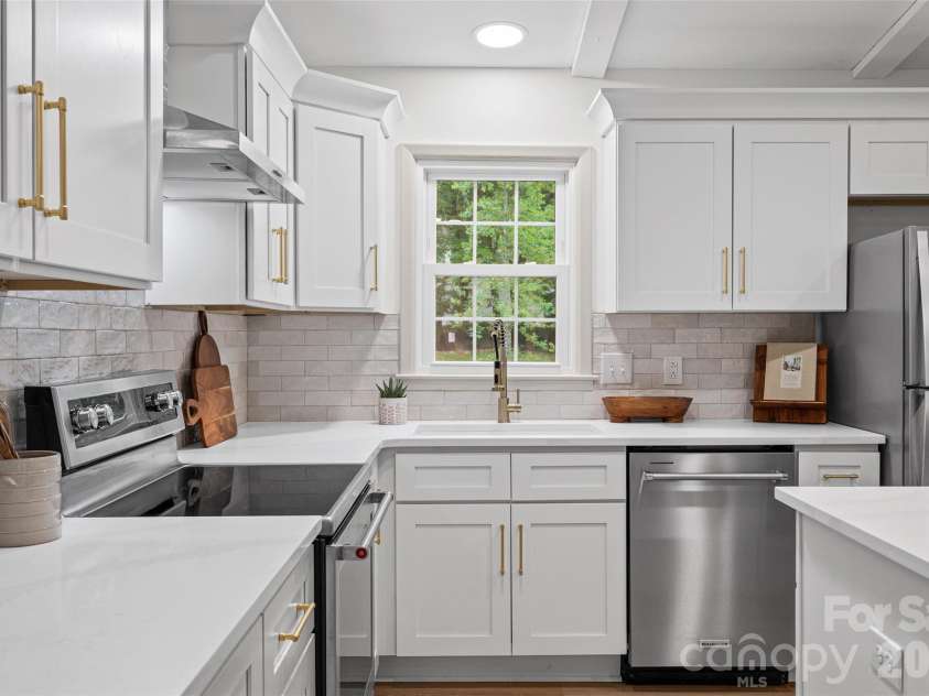 734 Charter Place, Charlotte, NC 28211.  MLS# CAR4384637, YatesRealty ID 24925. 