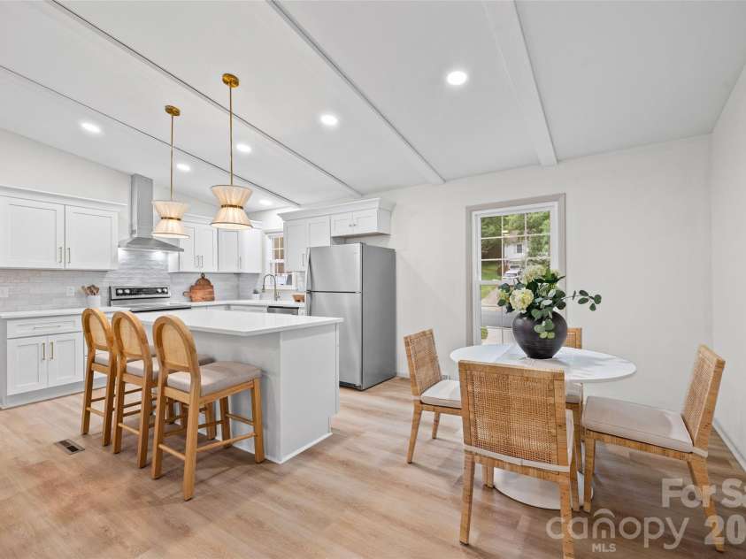 734 Charter Place, Charlotte, NC 28211.  MLS# CAR4384637, YatesRealty ID 24925. 