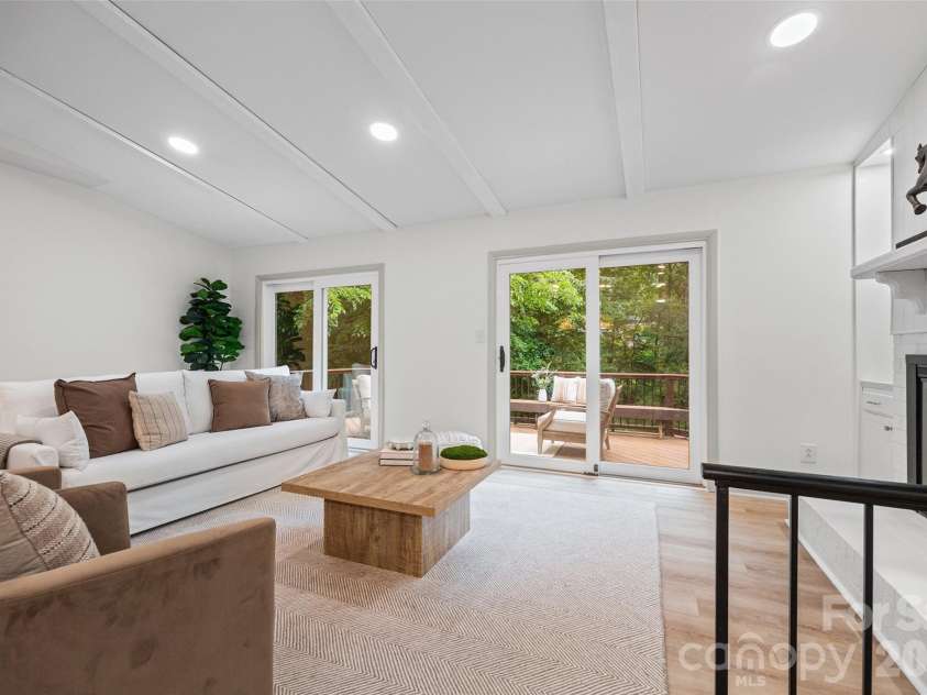734 Charter Place, Charlotte, NC 28211.  MLS# CAR4384637, YatesRealty ID 24925. 
