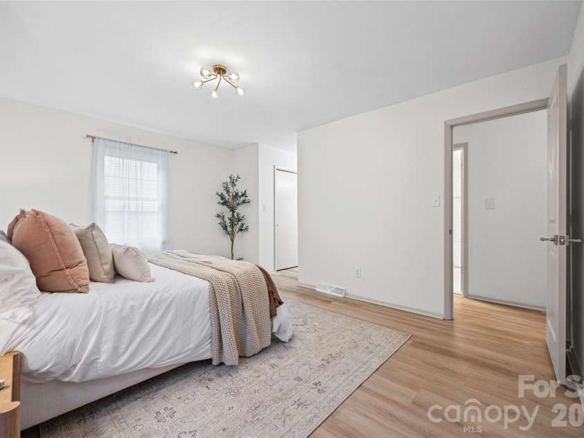 734 Charter Place, Charlotte, NC 28211.  MLS# CAR4384637, YatesRealty ID 24925. 