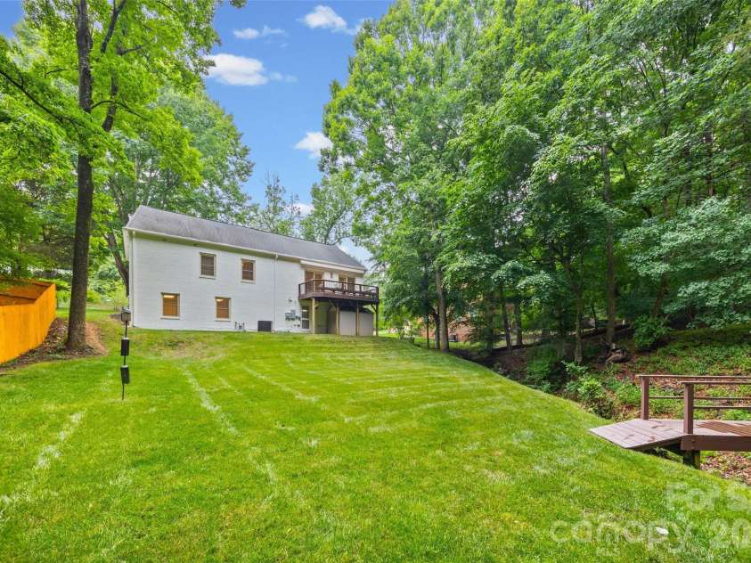 734 Charter Place, Charlotte, NC 28211.  MLS# CAR4384637, YatesRealty ID 24925. 