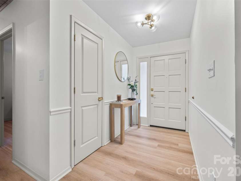 734 Charter Place, Charlotte, NC 28211.  MLS# CAR4384637, YatesRealty ID 24925. Entry