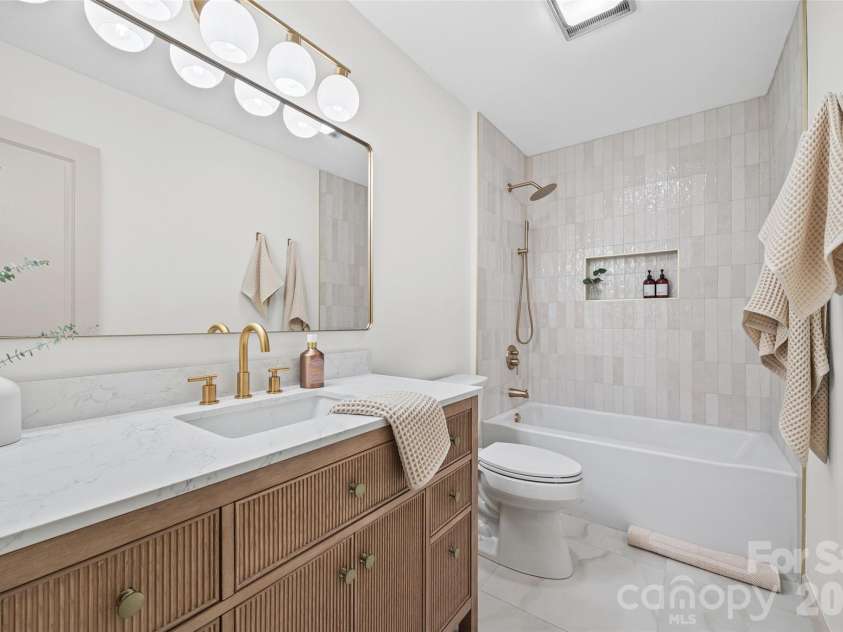 734 Charter Place, Charlotte, NC 28211.  MLS# CAR4384637, YatesRealty ID 24925. Hall Bath