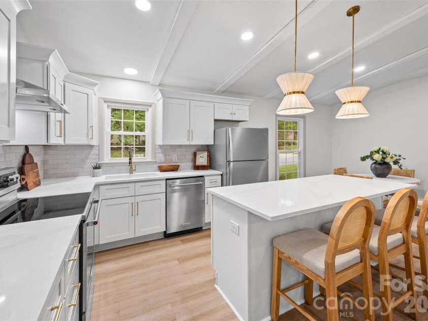 734 Charter Place, Charlotte, NC 28211.  MLS# CAR4384637, YatesRealty ID 24925. New kitchen with quartz counters 
