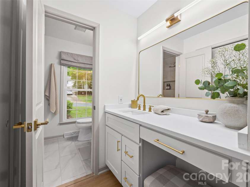 734 Charter Place, Charlotte, NC 28211.  MLS# CAR4384637, YatesRealty ID 24925. Primary Bath
